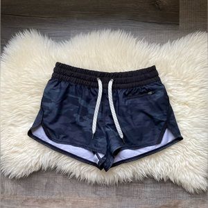 Vuori Clementine Shorts in Black Camo Size Small